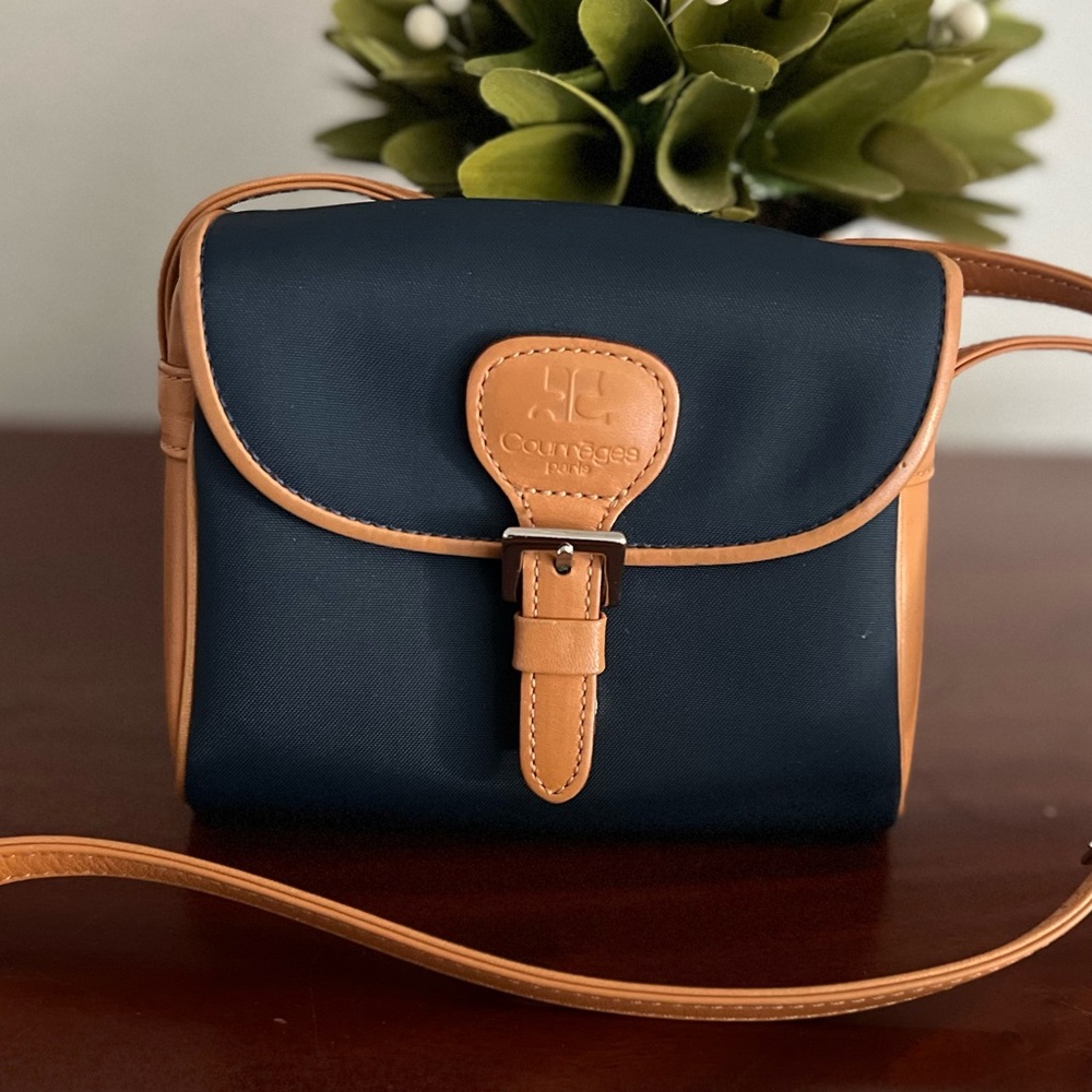 Courrēges Paris Crossbody includes dust bag-EUC Authentic